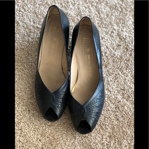Vintage Bruno Magli dark navy midsized pump